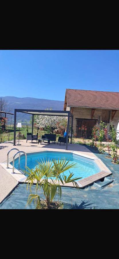 Location de vacances pour 6 personnes, avec jardin ainsi que vue et piscine à Seyssel