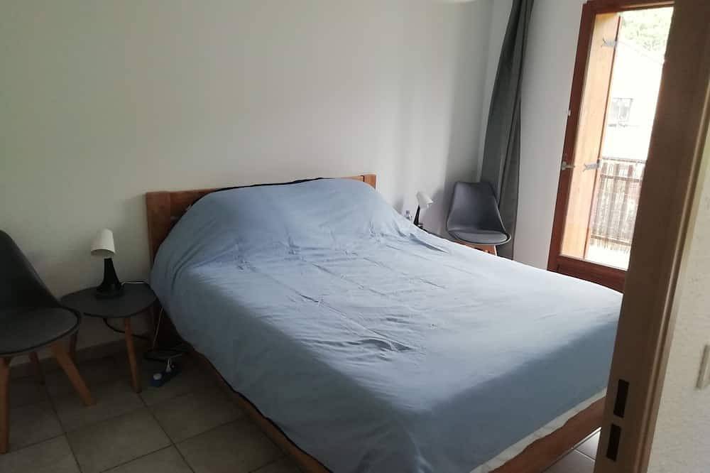 Entire apartment, Guillestre T2 with terrace, close to shuttles to Queyras resorts in Guillestre, Briançon region