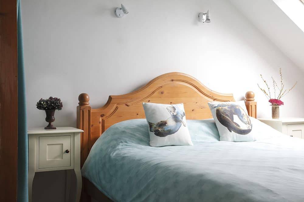 Restored 18th C. Coastguard cottage on shore of beautiful Kenmare Estuary in County Kerry