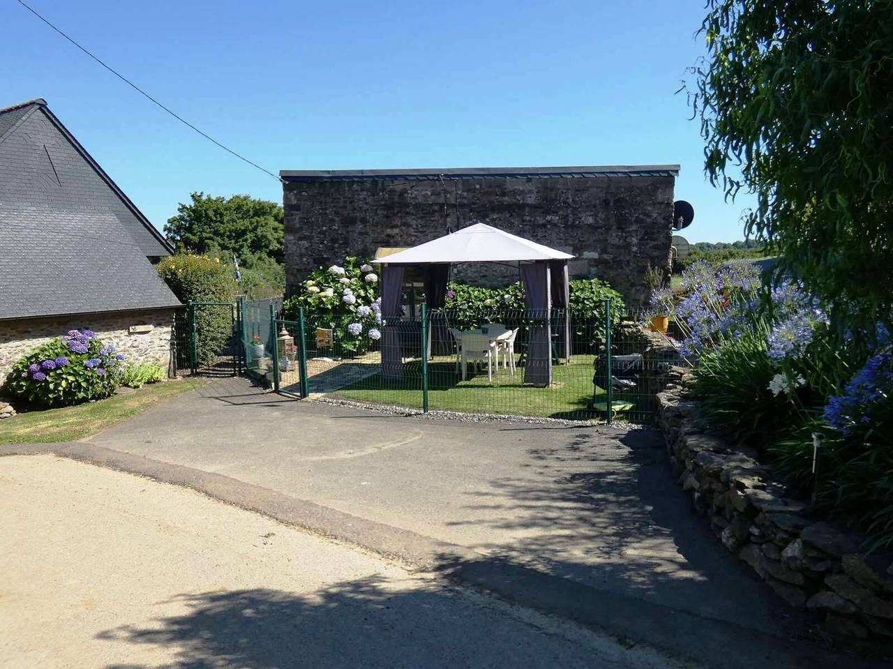 Studio entier, Studio « Ti Maen » avec piscine chauffée in Plougonver, Région de Guingamp