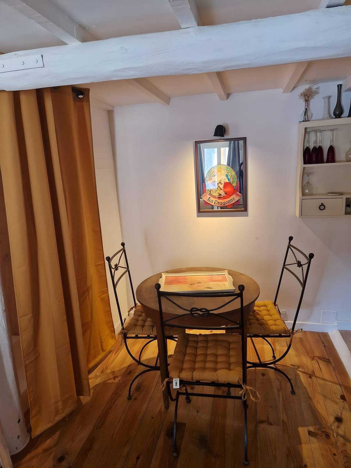 Studio entier, Studio « La Farigoulette » avec piscine partagée, terrasse privée et Wi-Fi in Aniane, Région de Lodève