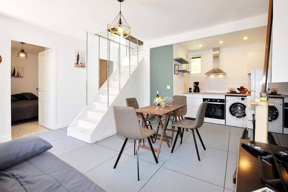 Nice home in Bizanet with kitchen in Bizanet, Narbonne region