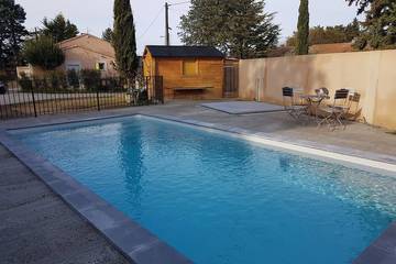 Cottage pour 4 personnes, avec jardin ainsi que jacuzzi et terrasse à Velleron