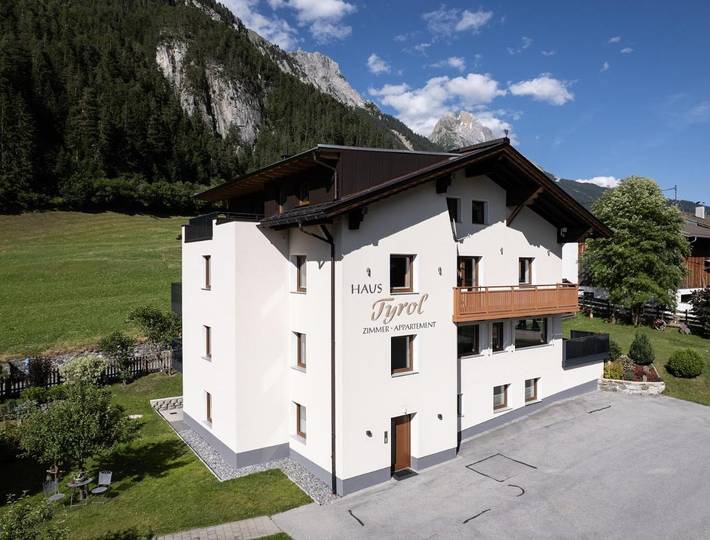 BnB für 4 Personen, mit Balkon und Terrasse sowie Garten und Ausblick in Pettneu am Arlberg
