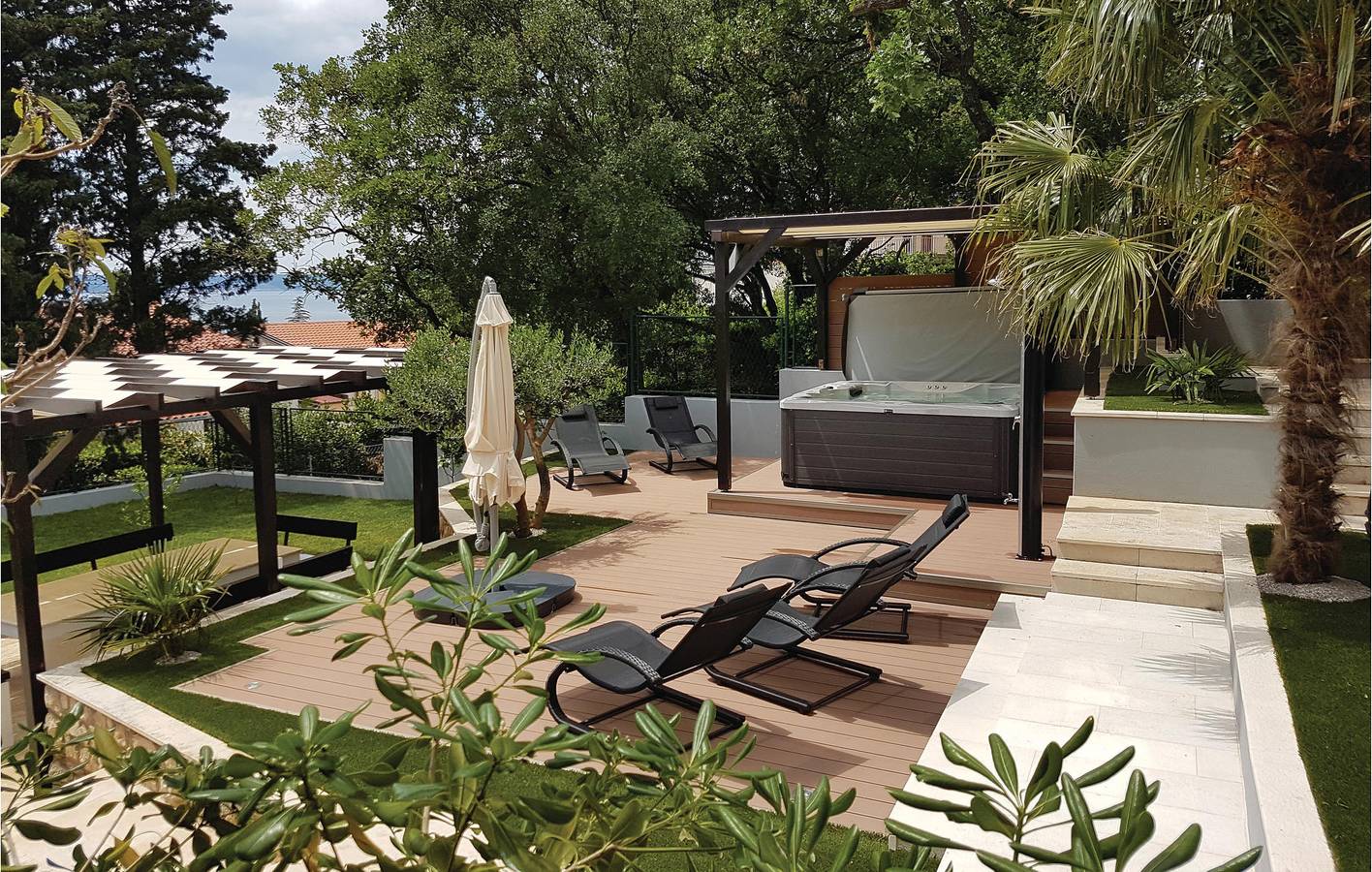 Urlaub am Meer: Geräumiges Apartment mit Terrasse und Parkplatz, 700 m vom Strand entfernt in Novi Vinodolski, Primorje-Gorski Kotar