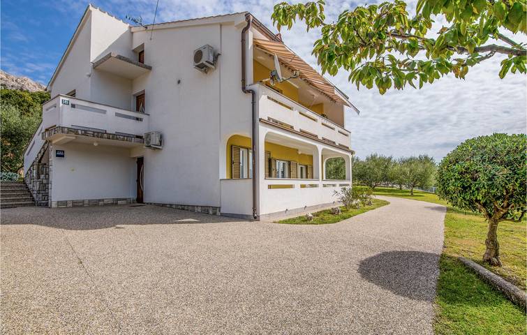 Ganze Ferienwohnung, Modernes Apartment mit Terrasse, WLAN und Parkplatz in der Nähe des Strandes Vela Plaža in Baska, Krk
