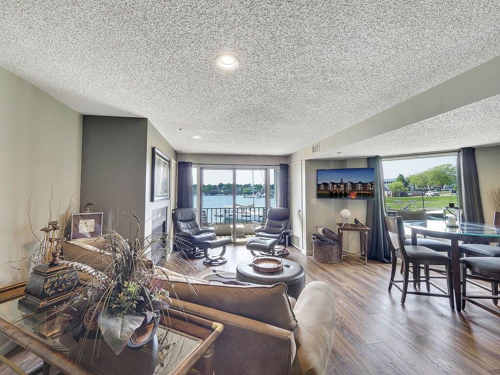 Ganze Wohnung, 114 Edgewater Inn Downtown Charlevoix | Pool, Hot Tub, Sauna | Sleeps 4 in Charlevoix, Charlevoix County