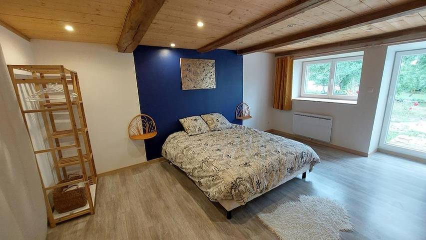 Location de vacances pour 2 personnes, avec terrasse ainsi que jardin et piscine dans Neurey-lès-la-Demie