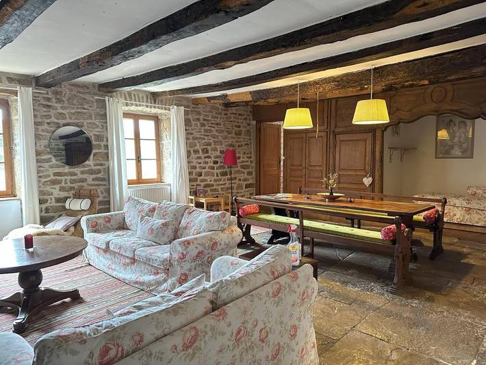 Location de vacances pour 6 personnes, avec jardin et vue à Saint-Saturnin-de-Lenne