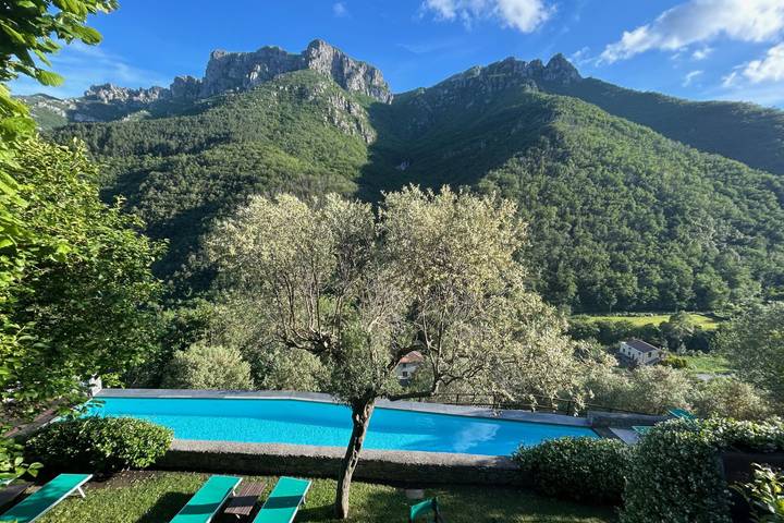 Rustico per 4 persone, con giardino e piscina nonché terrazza, adatto a famiglie con bambini in Liguria