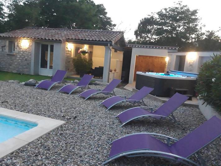 Location de vacances pour 2 personnes, avec vue ainsi que jardin et piscine, animaux acceptés à Lussas - 4