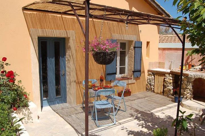 Location de vacances pour 3 personnes, avec Terrasse ainsi que Jardin et Piscine à Sussargues