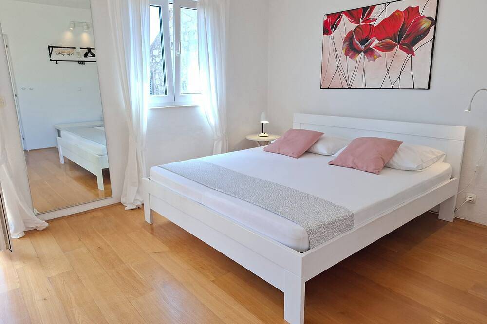 Entire apartment, Elegant and comfortable 2 bedroom apartment in the center of the town Hvar in Hvar City, Hvar