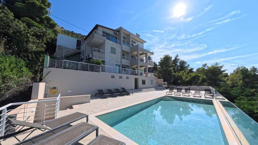 Ferienhaus für 4 Personen, mit Balkon und Terrasse sowie Garten und Pool