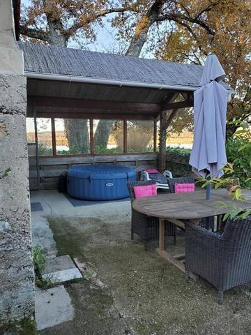 Gîte pour 4 personnes, avec jardin et terrasse ainsi que jacuzzi et piscine à Rouffignac-Saint-Cernin-de-Reilhac