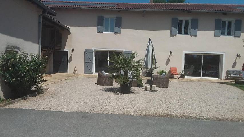 Cottage pour 4 personnes, avec vue et jardin ainsi que bassin pour enfant et piscine, animaux acceptés à Taponas