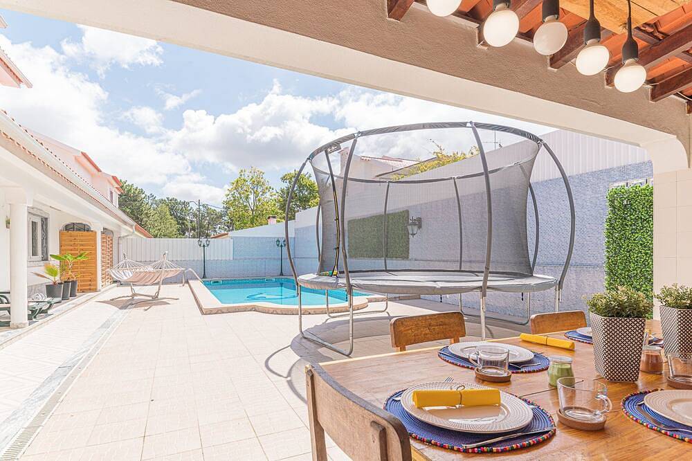 Lovely Aroeira Villa | 3 Bedrooms | Villa Martha | Pleasant Pool Area | Great for Families in Corroios, Halbinsel von Setúbal