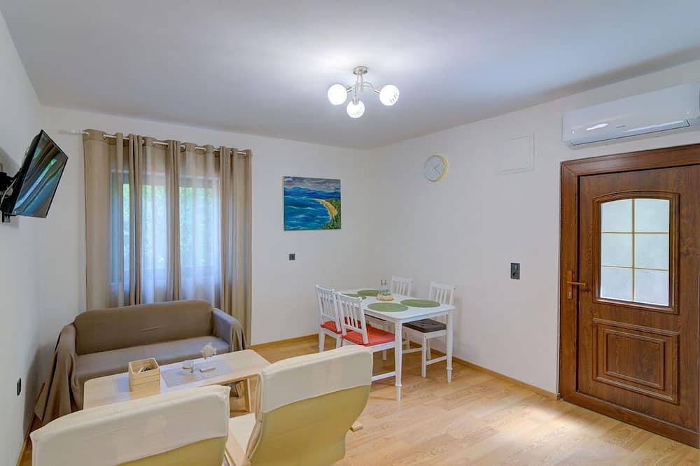 Ganze Wohnung, Gemütliche Wohnung für 4 Leute mit  W-Lan, Klimaanlage, Tv und Terrasse in Beach Kalić, Sveti Juraj