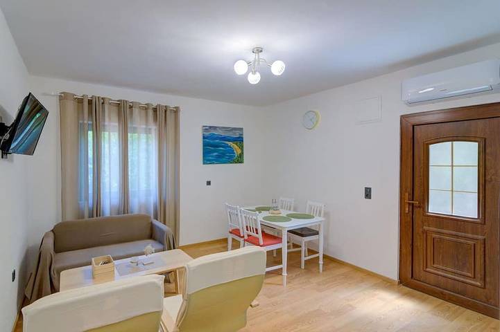 Ganze Wohnung, Schöne Wohnung für 4 Personen mit Klimaanlage,  W-Lan, Tv und Terrasse in Beach Kalić, Sveti Juraj