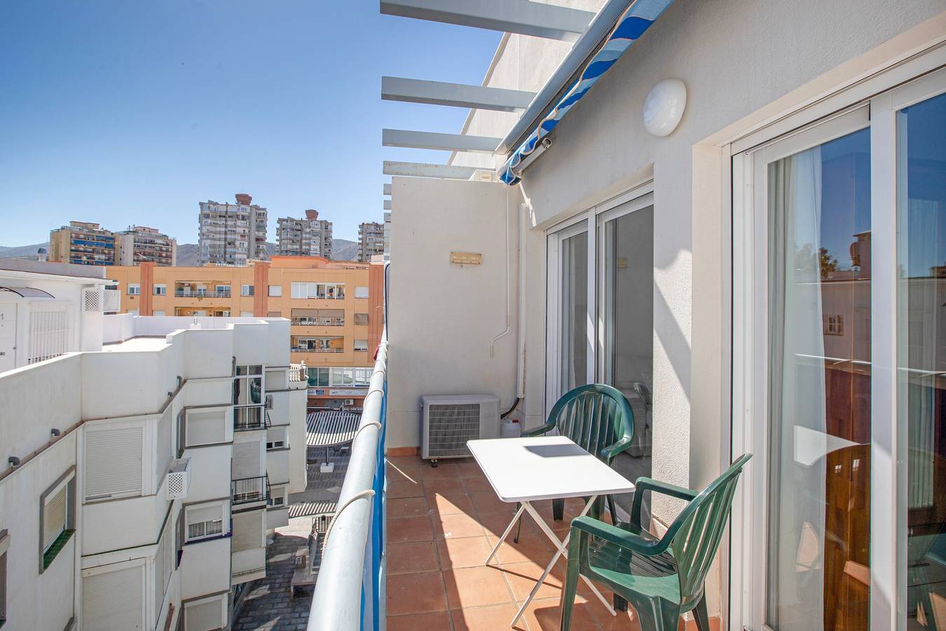 Entire apartment, Apartment 'Plata Ático' with Private Terrace, Balcony and Air Conditioning in Torremolinos Centre, Torremolinos