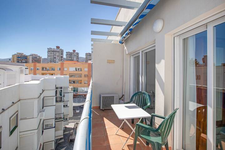 Entire apartment, Apartment 'Plata Ático' with Private Terrace, Balcony and Air Conditioning in Torremolinos Centre, Torremolinos