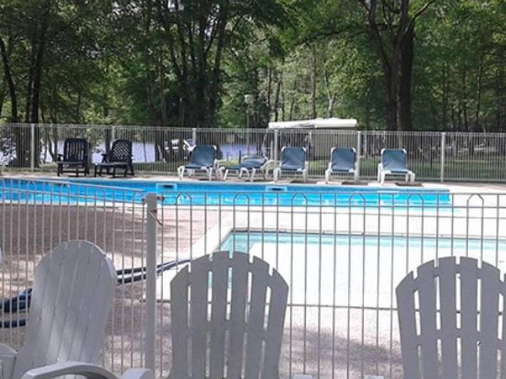 Tente pour 4 personnes, avec bassin pour enfant en Bourgogne-Franche-Comté