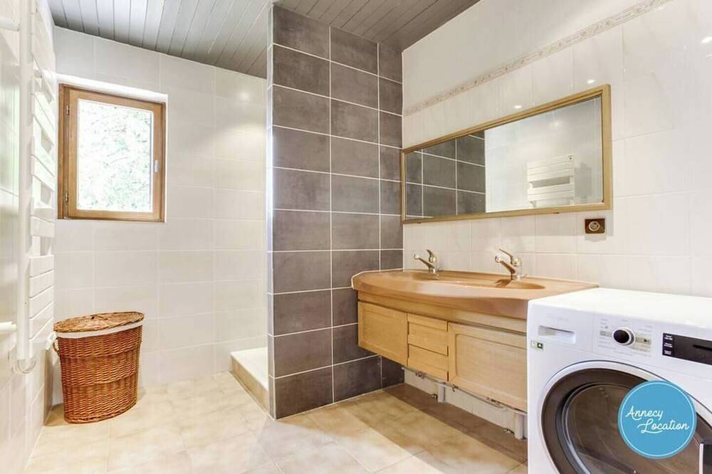 Appartement entier, Bergerie : Appartement Loft vue Lac et Montagnes in Talloires-Montmin, Région d'Annecy