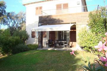 Cottage pour 4 personnes, avec terrasse ainsi que piscine et jardin dans Pinarellu