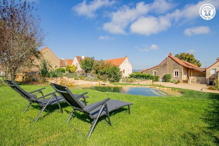 Gîte pour 5 personnes, avec Terrasse ainsi que Jardin et Piscine