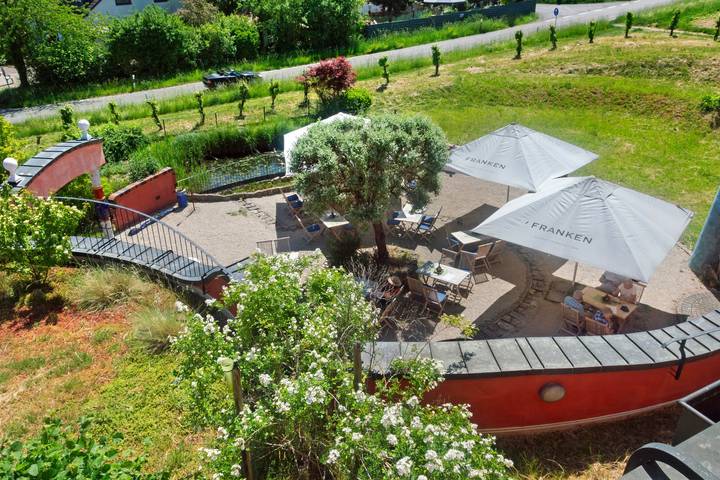 Apartment 'Weingut Hirn &Hundertwasser-Artikel' with Mountain View, Shared Garden and Wi-Fi in Estenfeld, Franconian Wine Country