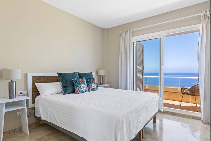 Location de vacances pour 4 personnes, avec piscine et terrasse ainsi que jardin et vue sur l’océan à Puerto de Santiago - 2