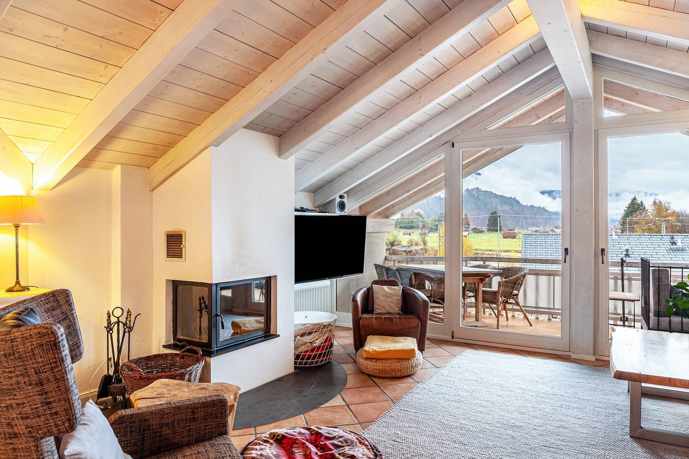 Apartamento entero, 'Acogedor apartamento de lujo' con vistas a la montaña, balcones y Wi-Fi in Garmisch-Partenkirchen, Alpes Bávaros
