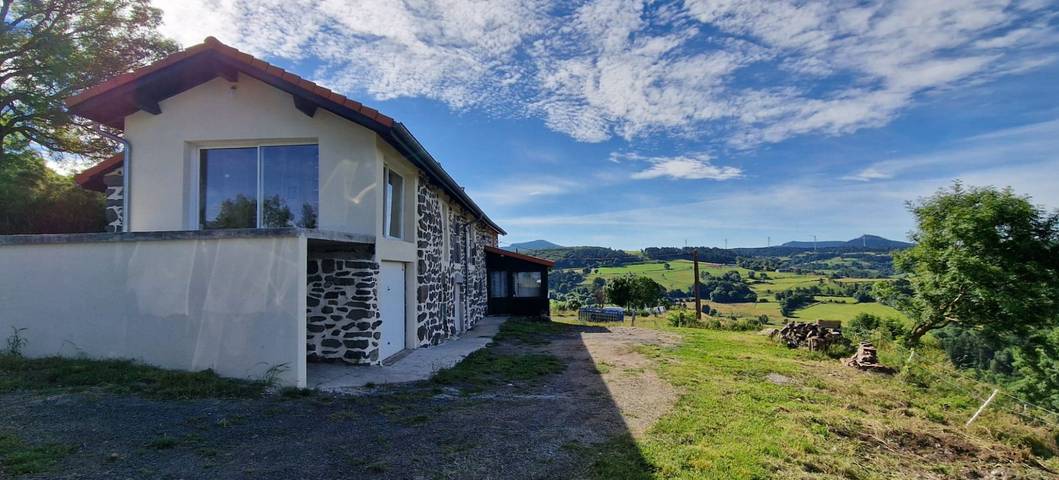 Gîte pour 8 personnes, avec terrasse ainsi que jardin et jacuzzi dans Auvergne-Rhône-Alpes - 2