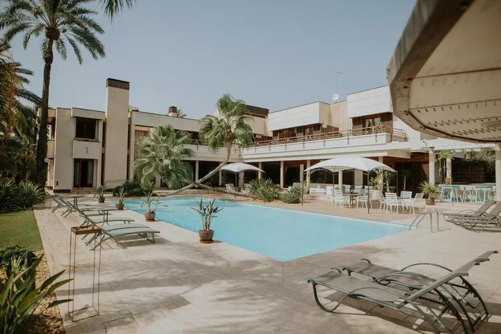 Hotel para 2 personas, con vistas además de jardín y piscina - 1