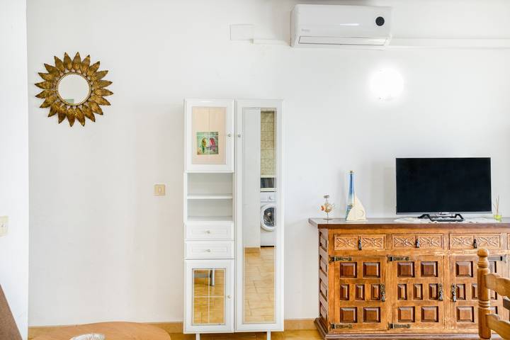 Apartamento entero, Apartamento en el Paseo Marítimo '3-2' cerca de la playa con balcón y Wi-Fi in Platja del Port (Llanca), Llansá