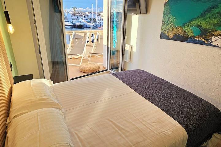 Entire apartment, Beautiful T2 Standing on the water, beach walk, 2 terraces, full center in Empuriabrava, Upper Empordà