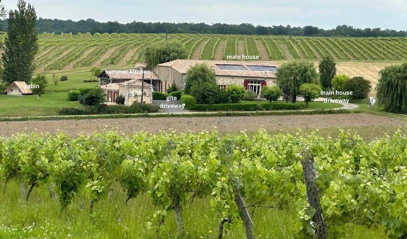 Location de vacances pour 6 personnes, avec piscine ainsi que jardin et vue à Esclottes