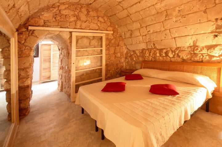 Trullo per 4 persone, con panorama e terrazza nonché balcone/terrazza a Taviano
