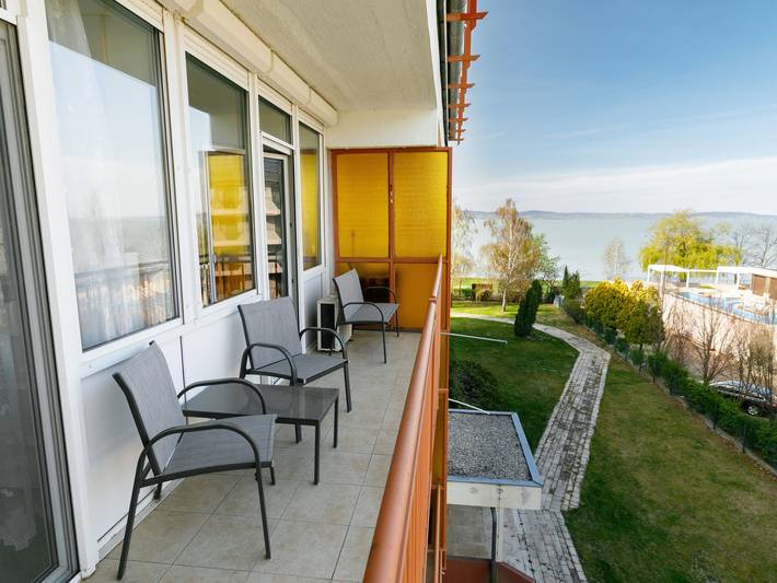 Ferienwohnung für 4 Personen, mit Balkon und Garten sowie Seeblick in Zamardi - 2