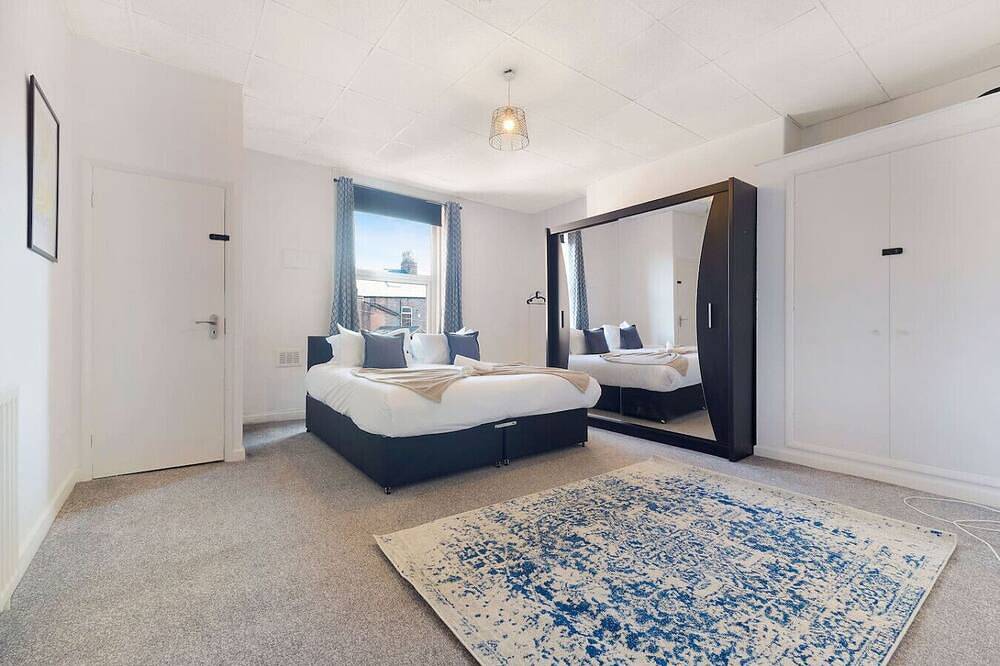 Large Spacious Home|Parking|8 bedrooms|sleeps 14 in Sunderland