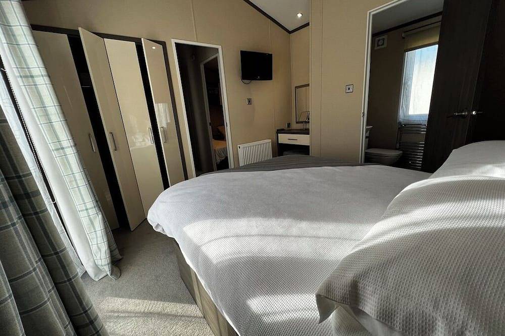 Waratah stunning frontrow lodge with unobstructed sea view on Rockley Park Poole in Poole, Poole Harbour