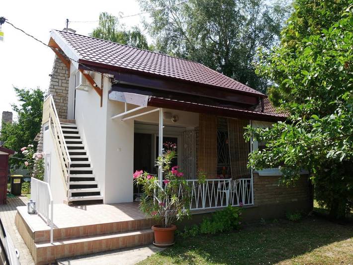 Ferienhaus für 4 Personen, mit Terrasse und Garten sowie Seeblick und Ausblick in Zamardi