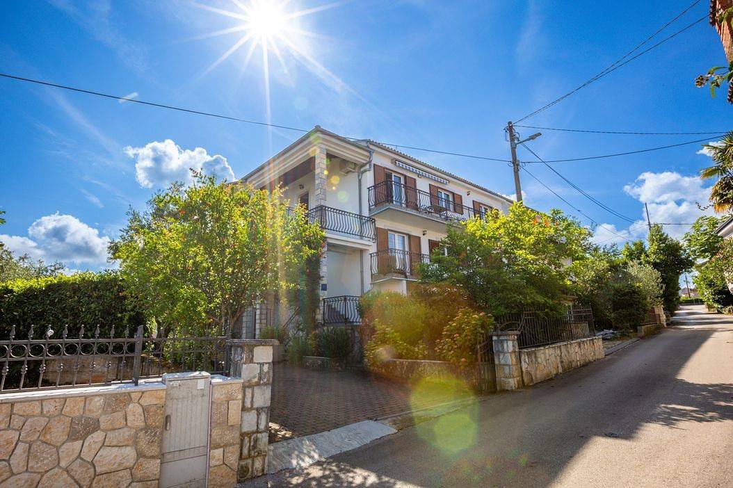 Ganze Wohnung, Überragender Komfort mit wunderschönem Meerblick in der Ferienwohnung Barjaktarić 1 in Malinska in Milcetici, Krk