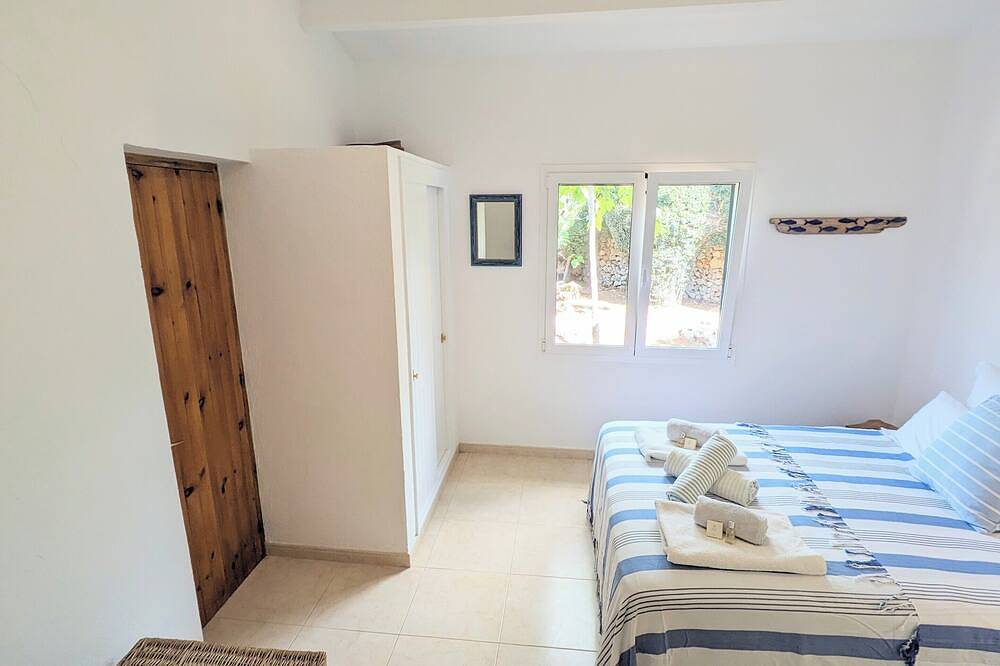 Secluded spacious villa mature gardens in Binibeca Nou private pool wifi aircon in Binibeca, Sant Lluís