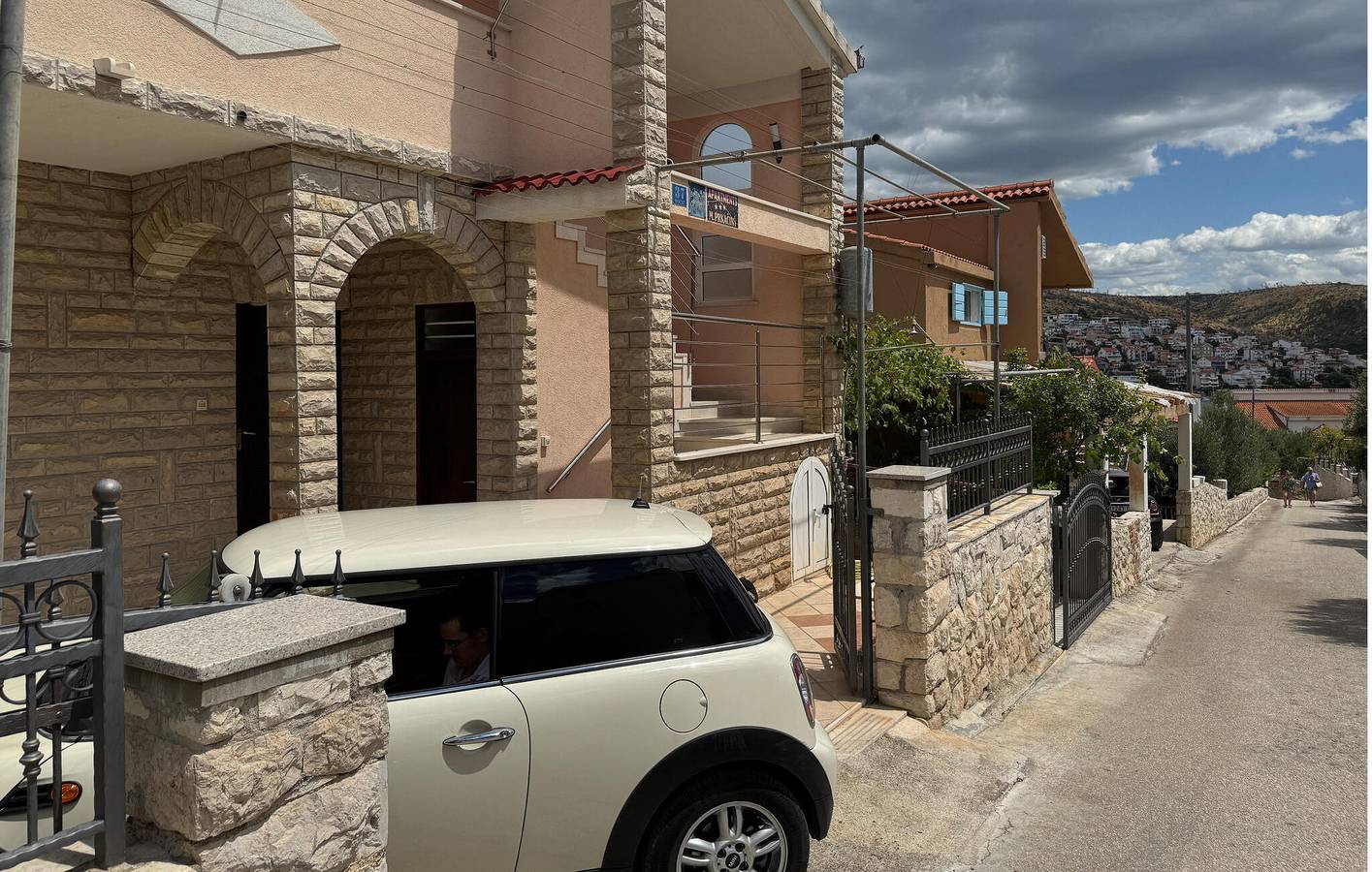Ganze Ferienwohnung, Gemütliches Apartment am Strand mit Terrasse, WLAN und Parkplatz in Uvala Bočići in Okrug Gornji, Ciovo