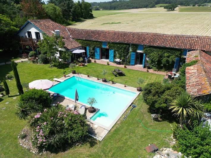 Chambre d’hôte pour 2 personnes, avec Terrasse et Jardin ainsi que Piscine et Vue à Aire-sur-l'Adour