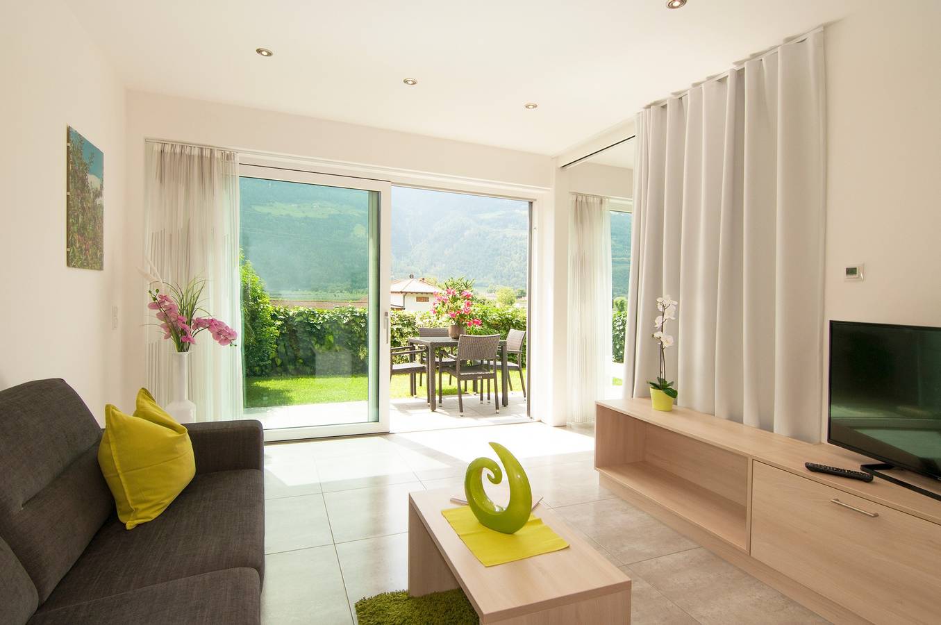 Entire apartment, Apartment "Weinreichhof Hasenöhrl" with Mountain View, Private Terrace & Wi-Fi in Kastelbell, Kastelbell-Tschars