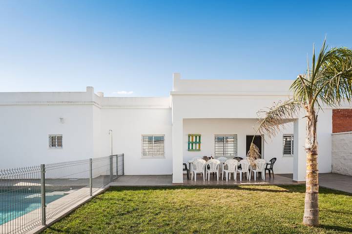 Casa de vacaciones 'Villa Charco del Sultán' con Wi-Fi, piscina, terraza y jardín in Conil de la Frontera, Costa de la Luz