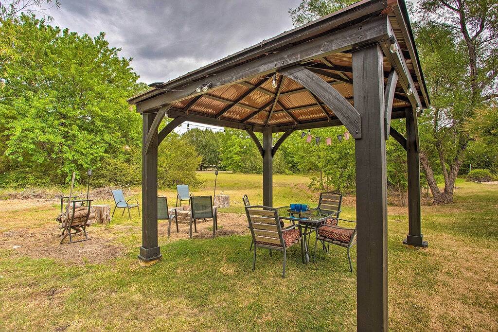 Pottsboro Home w/ Fire Pit < 1 Mi to Lake Texoma! in Lake Texoma