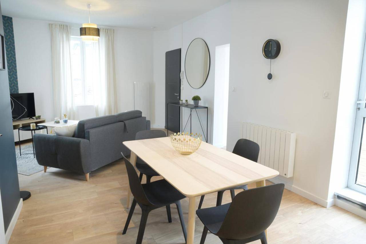 Appartement entier, T2 de 55m2 avec toit terrasse, hyper centre, wifi, draps, savons et serviettes fournis in Cognac, Charente